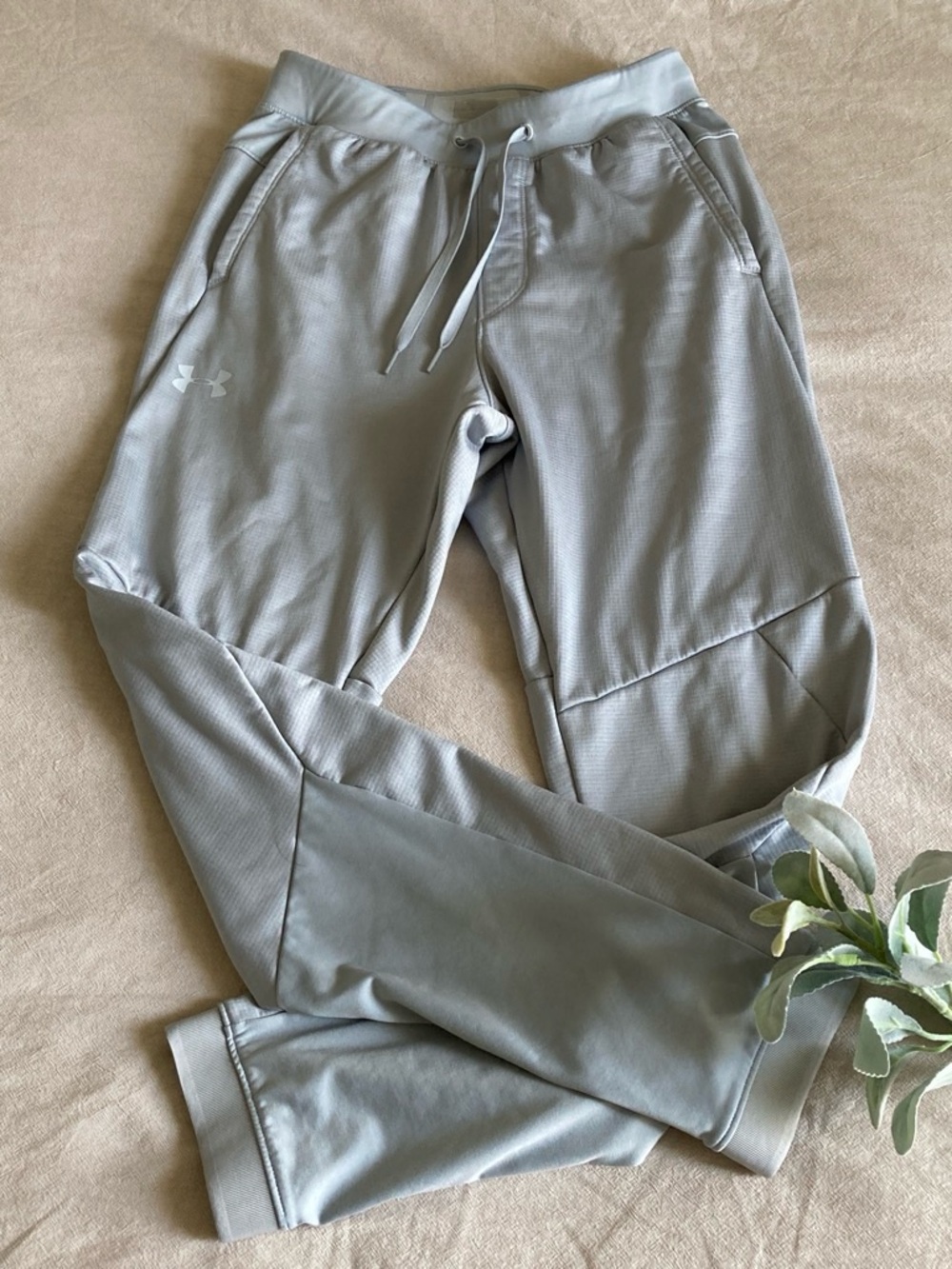 Under Armour Men’s Light Gray Athletic Joggers